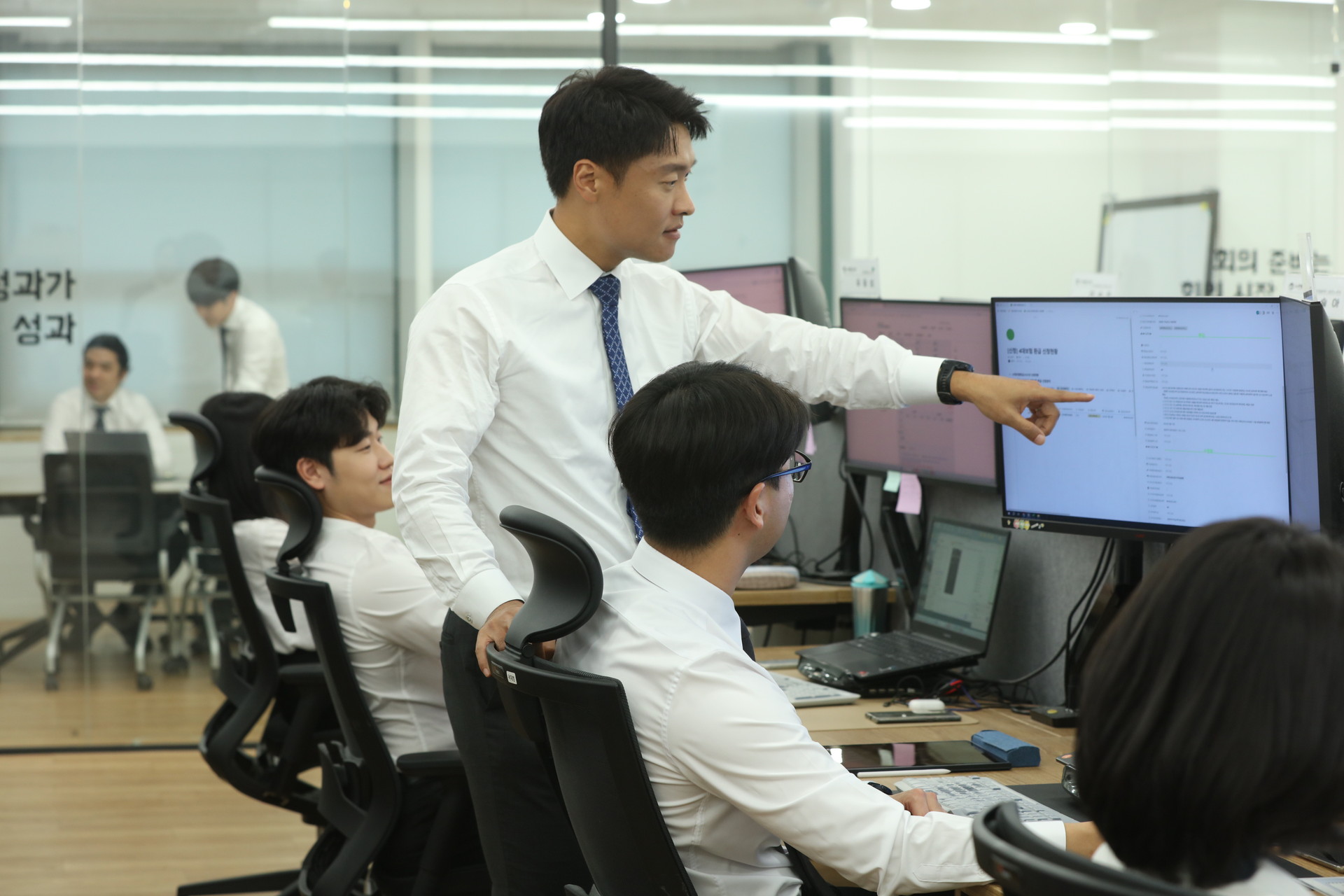 노무법인 도원 구성원이 사무실에서 자료를 함께 검토하는 모습